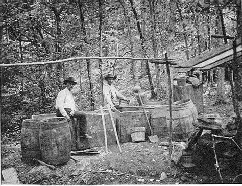 Kentucky Moonshiners : une aventure palpitante dans l'Amérique des années folles !